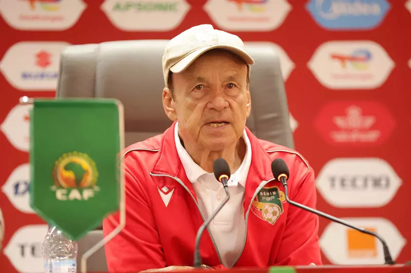 منافس مصر في أمم أفريقيا 2025.. من هو جيرنوت رور مدرب بنين؟ 